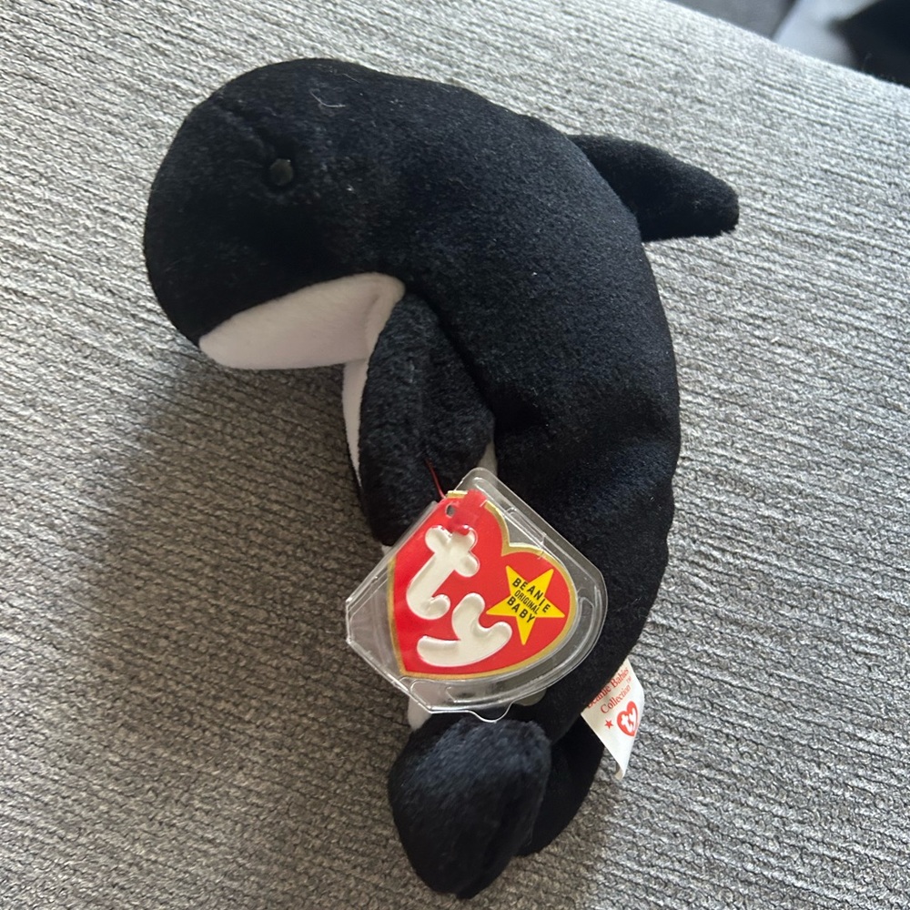 Ty Beanie Baby Waves the Whale with tag protector